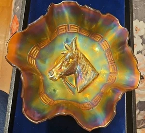 DUGAN -RARO Vetro Carnevale- PONY Chiave Greca Testa di Cavallo Ciotola 8-1/4" - Foto 1 di 3