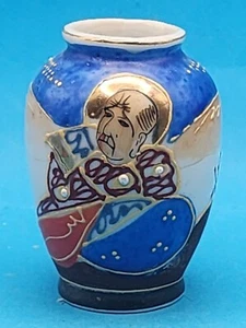 Urna en miniatura de porcelana Moriage - Imagen 1 de 9