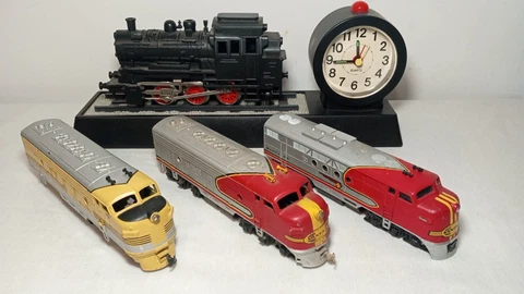 Vintage Locomotive Trains  Alarm Clock Lot Cover