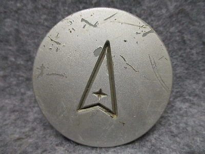 Центральный колпак колеса с серебристой отделкой для Pontiac Trans Sport 1994-1996 годов выпуска 10207641 от оригинального производителя 26569 - Изображение 1 из 3