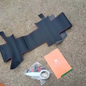 Kit coprivolante con cuciture rosse - Foto 1 di 2