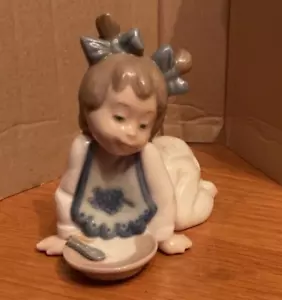 ✨Nao Lladro 1980's Baby Girl with Bowl & Spoon EXCELLENT MINT CONDITION 💜 - Picture 1 of 3