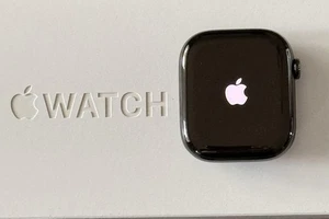Apple Watch 10 GPS + Cellular – 46 mm Titan mit Apple Care+ bis 11/2026 - Bild 1 von 11