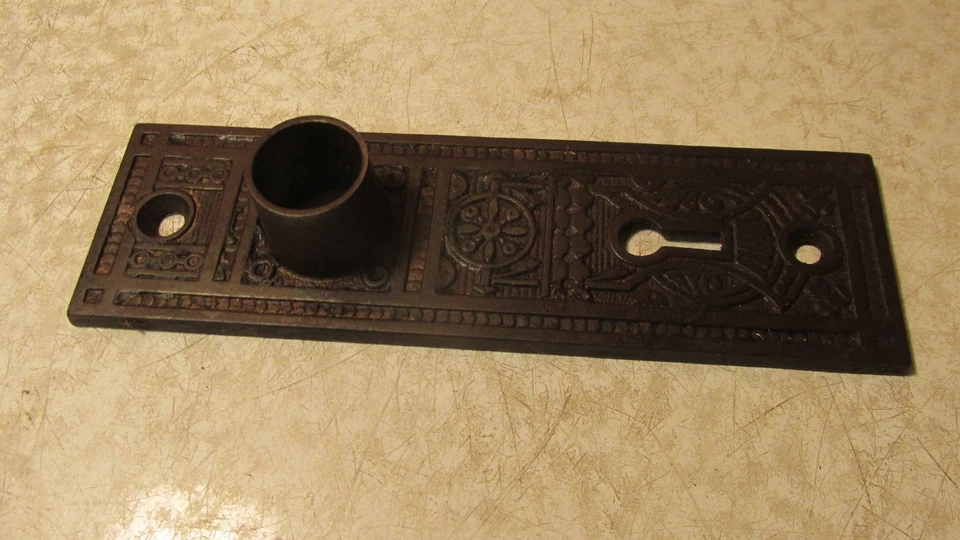 1 Placa de puerta Eastlake antigua de hierro fundido n.º 33 Foto 1 de 1