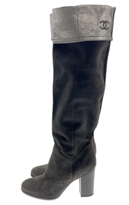 Auténticas botas largas Chanel puño gris plata gamuza talla EU 35 C tacón 3,15 pulgadas Foto 1 de 4