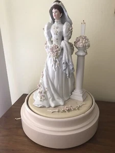 Avon President's Club Mrs Albee Musical Bridal Figurine Bach's Minuet No 3 NIB - Picture 1 of 9