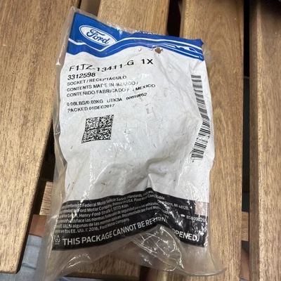 Zócalo de bombilla de lámpara de respaldo original NOS Ford F1TZ-13411-G Foto 1 de 4