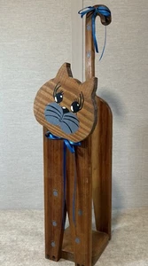 Soporte para rollos de papel higiénico de repuesto para gatos de madera hecho a mano de colección cabaña independiente - Imagen 1 de 12