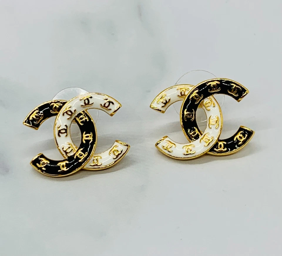 Auth CHANEL CC Black & White Earrings - Pre owned / LW5755 - Image 1 of 4