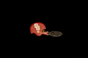 OKLAHOMA SOONERS VINTAGE AÑOS 80 ESMALTE CASCO SOMBRERO SOLAPA PIN ~ NUEVO/ANTIGUO STOCK - Imagen 1 de 2