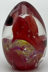 Pisapapeles de vidrio artístico vintage con forma de huevo rojo firmado por artista - Imagen 1 de 9