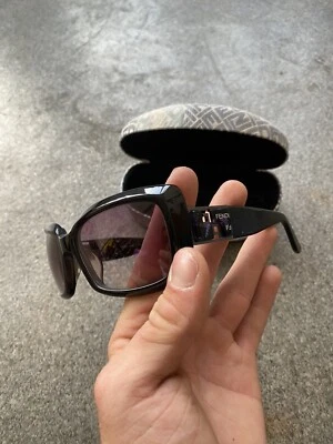 GAFAS DE SOL FENDI para mujer con logotipo negras Foto 1 de 4