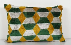 Funda de almohada lumbar Ikat de terciopelo tejida a mano, cojín de diseño amarillo - Imagen 1 de 4