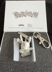 Daniel Arsham x Pokemon Crystalized Figur Pikachu Schlüsselanhänger Hellgrau 2G Neu - Bild 1 von 5