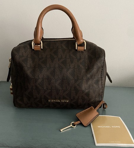 Borsa a tracolla Michael Kors Kirby Mini marrone extra piccola con serratura e chiave