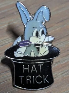 Prendedor de solapa de dardo de colección sombrero truco esmalte pin conejo en un sombrero de copa - Imagen 1 de 7