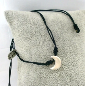 Pulsera "Saray " charm de luna en color plata e hilo negro - Imagen 1 de 4