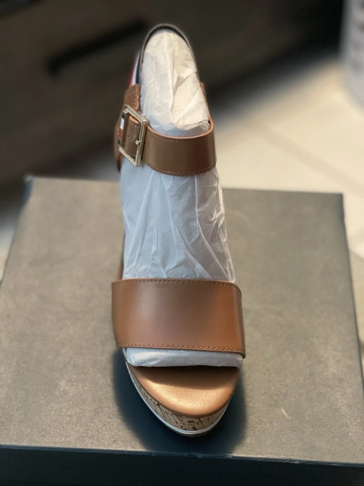 Tommy Hilfiger Kaline 深蓝色 9.5M 码楔形凉鞋 - 时尚舒适时尚 — 第 1/2 张图片