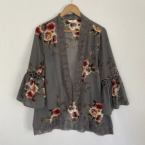 ENTRO Gr. M vorne offen lockere Strickjacke Spitze Häkel Glockenärmel grau geblümt - Bild 1 von 7