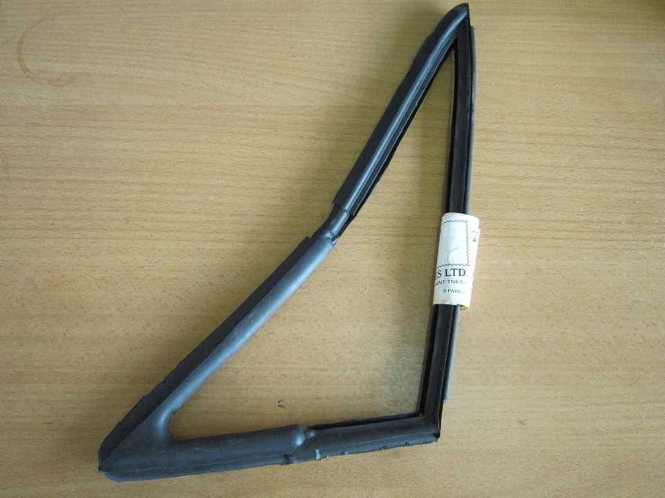 Jaguar XJ6, XJ12 Series 1 Avant Quart Léger Caoutchouc / Joint Gauche Neuf - Image 1 of 1