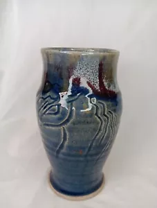 Vaso in ceramica lanciata a mano 6,75" cavallo intagliato blu firmato usato in ottime condizioni - Foto 1 di 8