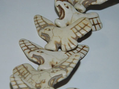 Cuentas Colgante Águila Tribal Blanca Howlite Sintética - Águila en Vuelo Focal Foto 1 de 4