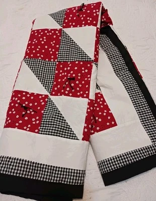 Encantadora manta de edredón hecha a mano atada de retazos roja blanca negra 38x48" elegante Foto 1 de 4