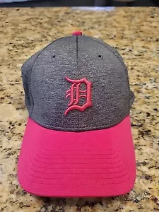Neu ohne Etikett - New Era 39Thirty Detroit Tigers Damenmütze/Kappe ~ LG/XL Stretch pink & grau - Bild 1 von 8