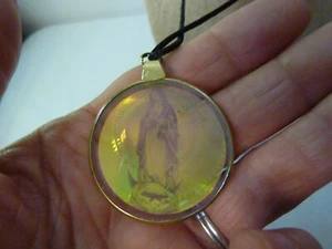 Vintage Hologram Virgin Mary Madonna 3D Holographic Optical Illusion Pendant - Picture 1 of 6