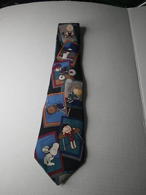 Мужской галстук PEANUTS Snoopy And Friends 100% шелк США спортивная легкая атлетика б/у в отличном состоянии - Изображение 1 из 4