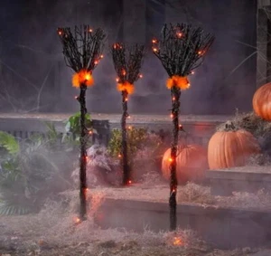Paquete de 3 luces naranjas Home Accents de 3 pies con escoba negra y piel naranja - Imagen 1 de 4