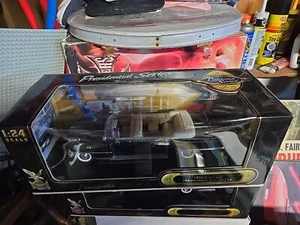 Road Signature 1956 Cadillac Presidential Parade Car, Scale 1:24, Black Die-cast - Picture 1 of 2