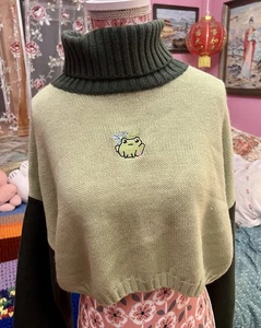 Suéter Kawaii Rana Bordado Cuello Alto Recortado Verde Salvia y Oliva Tejido - Imagen 1 de 11