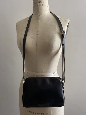 Cartera bandolera pequeña de cuero negra Kelsi Dagger Brooklyn  Foto 1 de 4