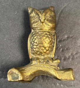 Messing Eule thront auf Ast 2,5 x 2 cm - Bild 1 von 2