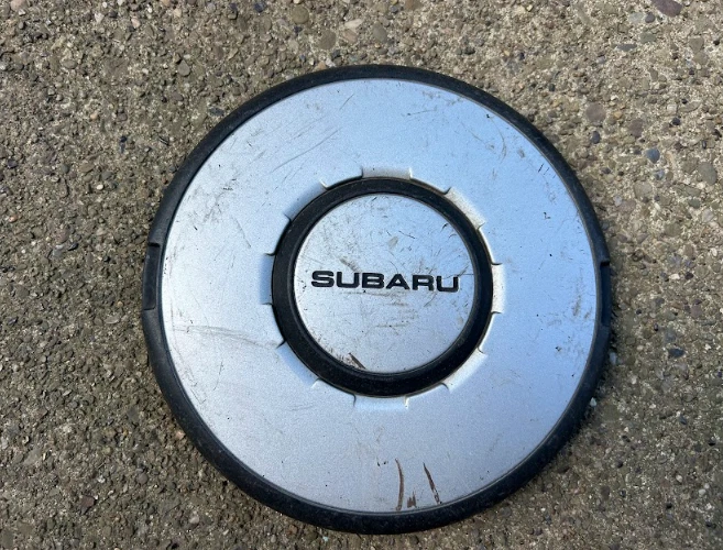 Tapa central de rueda Subaru XT 1986-1989, una tapa central, plástico gris Foto 1 de 4