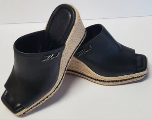 Sandalia Karl Lagerfeld Paris Corrissa 7M cuña cuero negro/yute/logo de cadena - Imagen 1 de 15