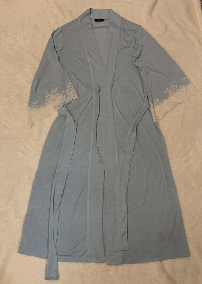 Bata Natori Luxe Shangri La azul ondulada talla M - nueva sin etiquetas precio de venta $160. Foto 1 de 4