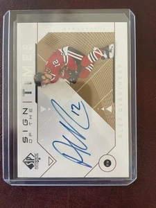 🏒🔥2018-19 SP Auth -Sign of the Times- Auto- Blackhawks Alex DeBrincat #SOTT-AD - Picture 1 of 2