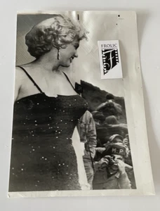 MARILYN MONROE 1954 Marilyn on Stage in Korea original AP wire photo STAR 1st Ed - Bild 1 von 5