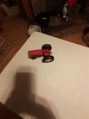 Pequeño tractor de juguete internacional vintage cosechadora roja fundido a presión Foto 1 de 4