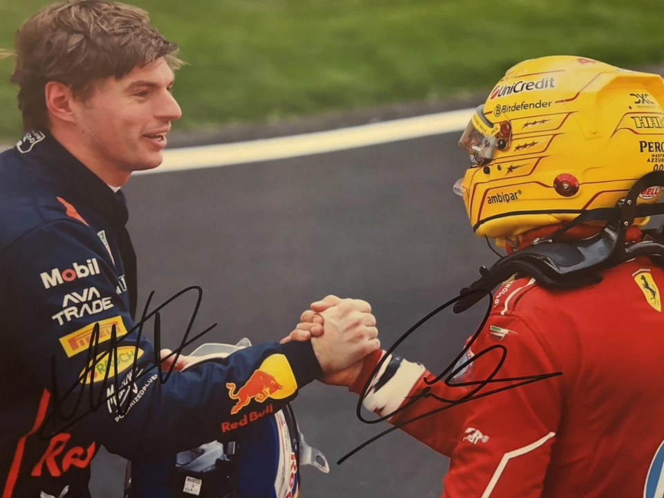 Fotografia autografa firmata 16x12 Lewis Hamilton e Max Verstappen foto enorme - Immagine 1 di 1
