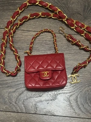 Cinturón Chanel Vintage Años 80 Micro Mini Solapa Piel de Cordero Rojo con Herrajes Dorados Foto 1 de 4