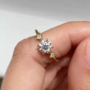 Anello di Fidanzamento 1,20 Ct IGI Coltivato in Laboratorio Diamante Taglio Tondo Oro Giallo 18K - Foto 1 di 16