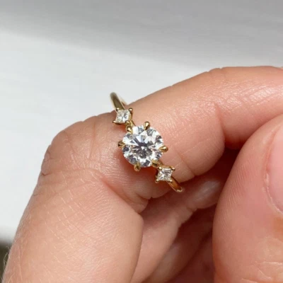 Anillo de compromiso de diamantes cultivados en laboratorio de corte redondo de 1,20 quilates oro amarillo IGI Foto 1 de 4