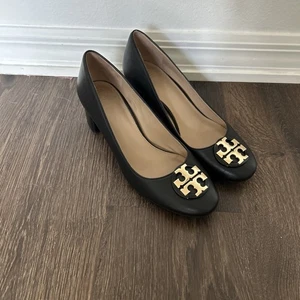 EUC Tory Burch Chelsea Gold Logo Black Leather Pumps SZ 10 MINT Preppy - Picture 1 of 8
