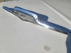 1955 1956 1957 CHEVY PICKUP CAMION COFANO EMBLEMA V8 CAPPUCCIO ORNAMENTO 55 56 57 Originale - Foto 1 di 10