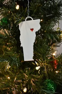 VERMONT STATE CONTORNO MONTPELIER ROJO CORAZÓN ADORNO NAVIDEÑO EE. UU. PR244-DE COLECCIÓN - Imagen 1 de 8