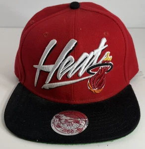 Sombrero Miami Heat Snapback Rojo/Negro Grande Logo Mitchell Ness Madera Dura Clásicos - Imagen 1 de 5