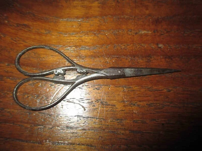 ancien ciseau de couture acier ciselé motif végétaux fin XIX ème - Photo 1/4